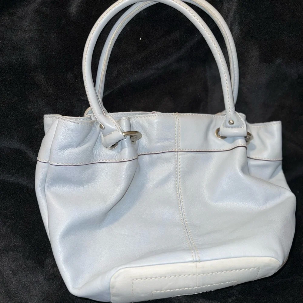 Tignanello White Leather Shoulder Bag with Elegant Pleating